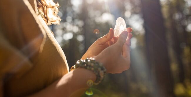 「アクロトリップ」のアニメが今秋放送開始へ!魔法少女と悪の組織を巡る物語