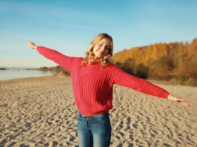 「トニカクカワイイ」の34巻が発売！アニメ化もされた多幸感あふれる新婚ラブコメ