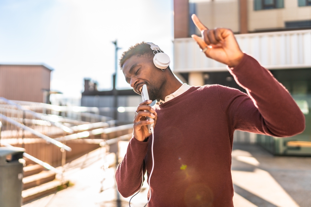 King Gnu「AIZO」の歌詞の意味は？大人気TVアニメの主題歌としての魅力！