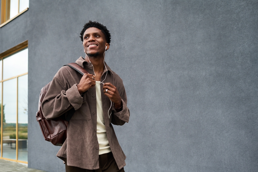 桑田佳祐「人誑し / ひとたらし」の歌詞の意味とアニメ主題歌としての魅力とは